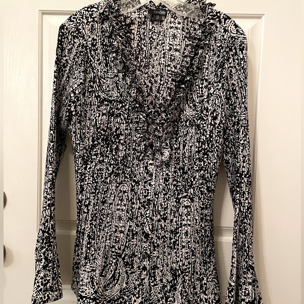 East 5th | Women’s black and white long sleeve blouse. Ruffled V neck